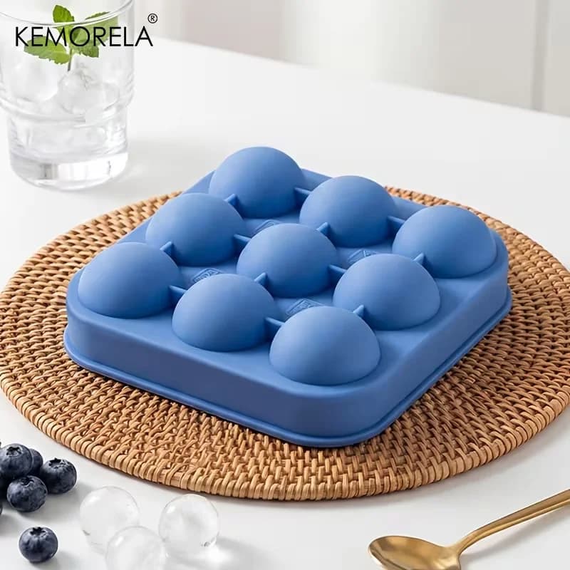 9-reikäinen jalkapallopallo-jääpalamuotti kannella